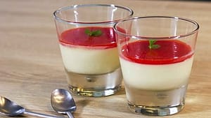 Panna cotta et son coulis de fruits rouges