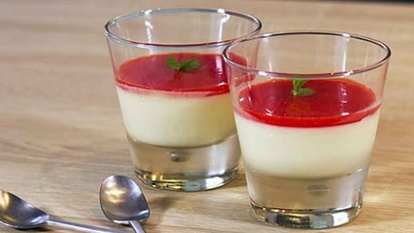 Panna cotta et son coulis de fruits rouges