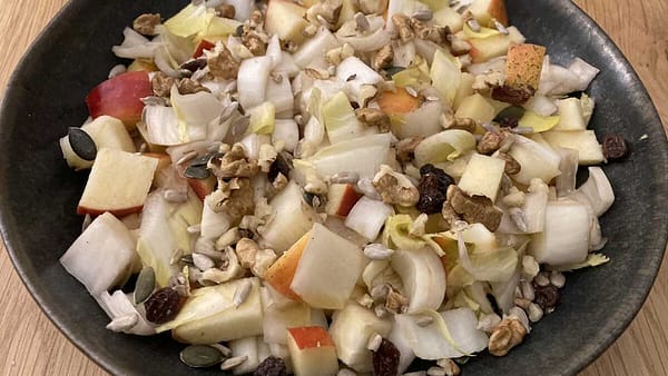 Salade d’endives, pommes, noisettes et emmental