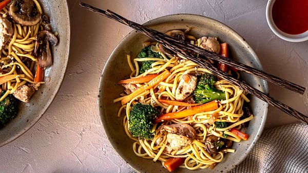 Wok de poulet, julienne de légumes et nouilles sautées