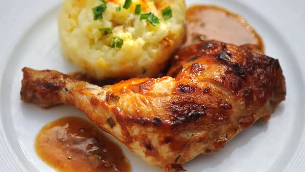 Cuisse de poulet rôti et gratin de pommes de terre et chou-fleur