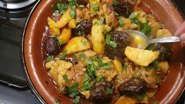 Tagine d'agneau aux pruneaux et pommes de terre