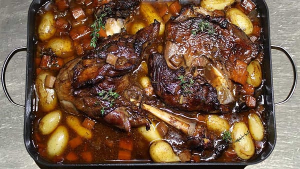 Gigot d’agneau à la marocaine aux pruneaux et pommes de terre